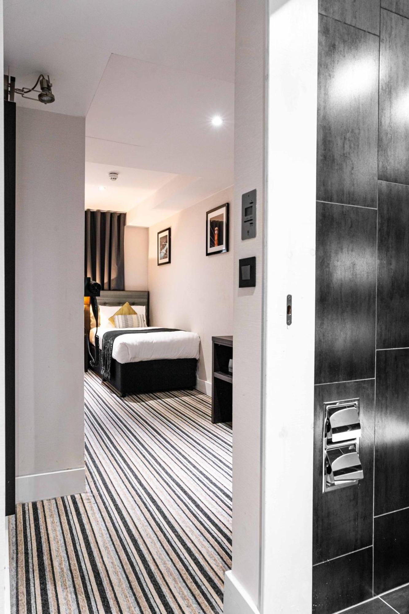 The W14 Kensington Hotel London Exterior photo