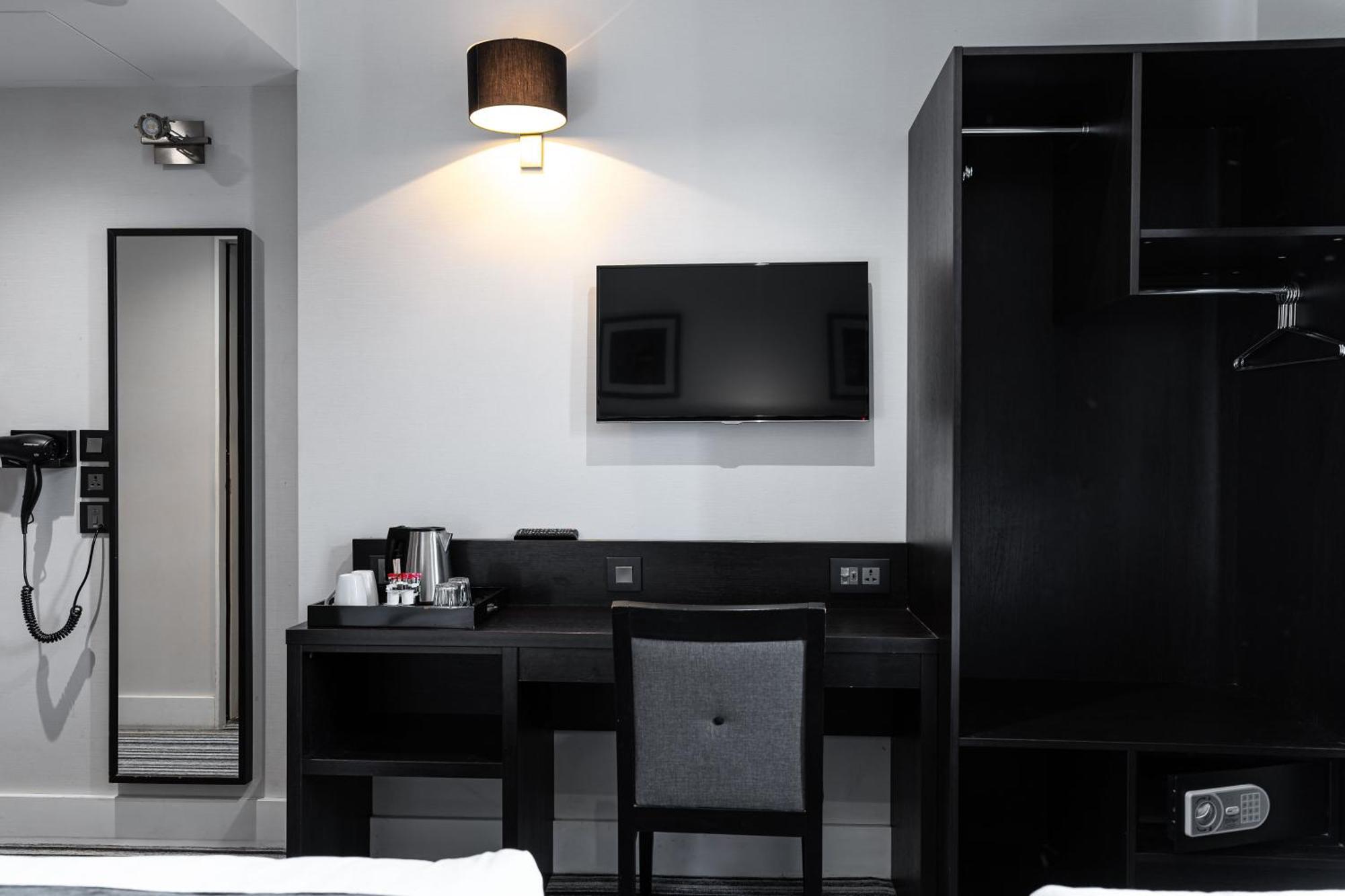 The W14 Kensington Hotel London Exterior photo
