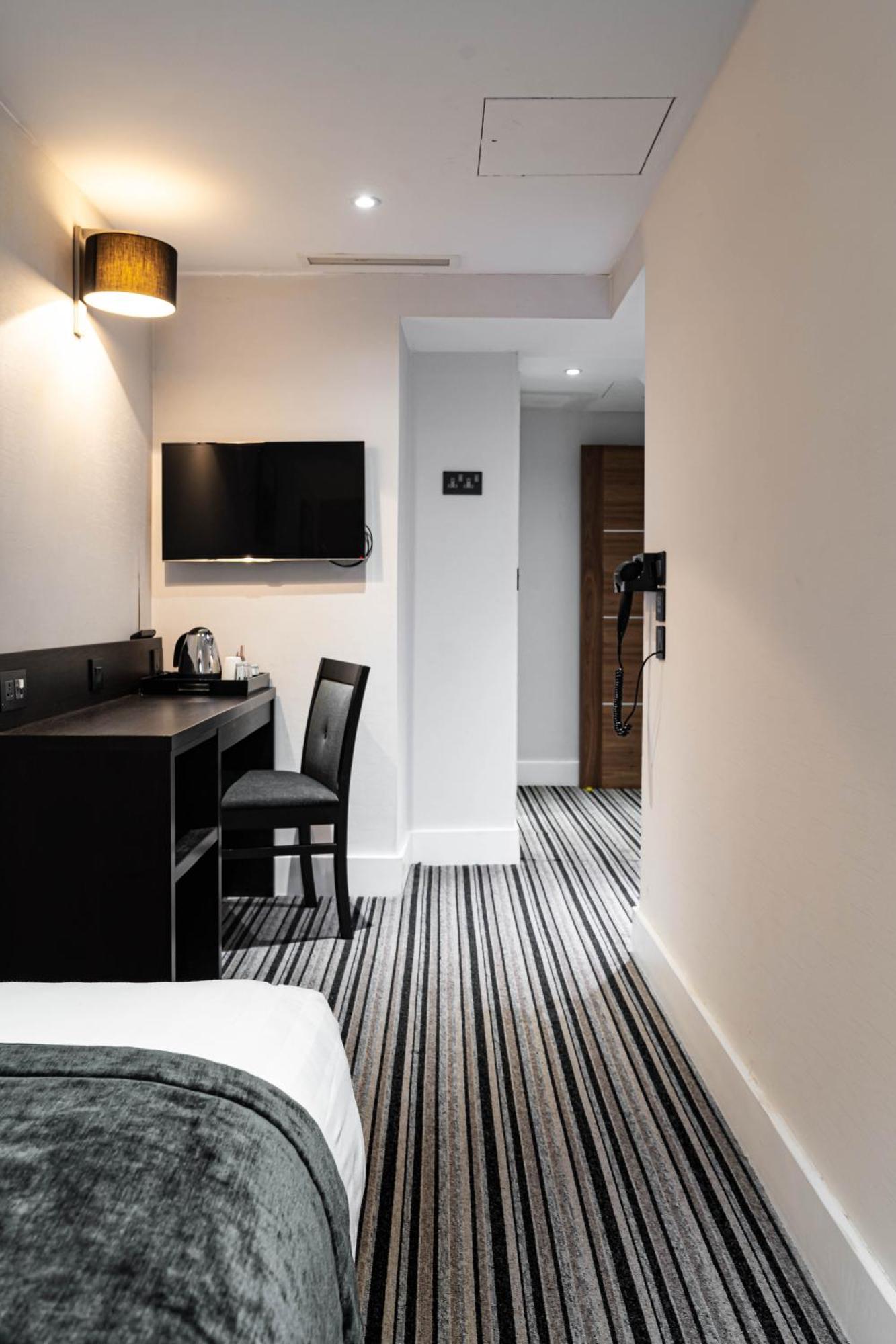 The W14 Kensington Hotel London Exterior photo