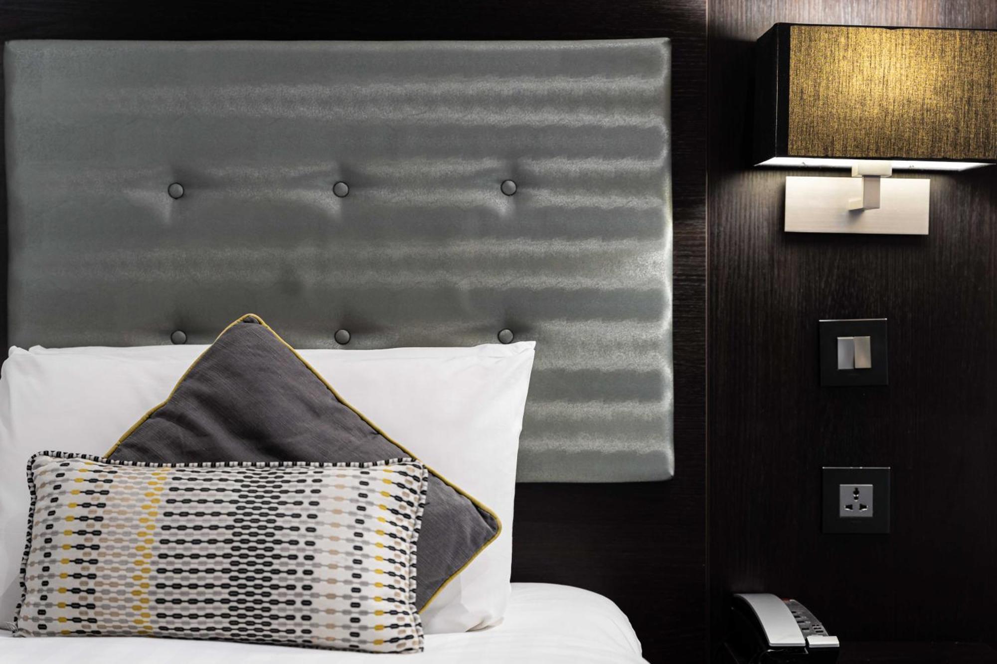 The W14 Kensington Hotel London Exterior photo