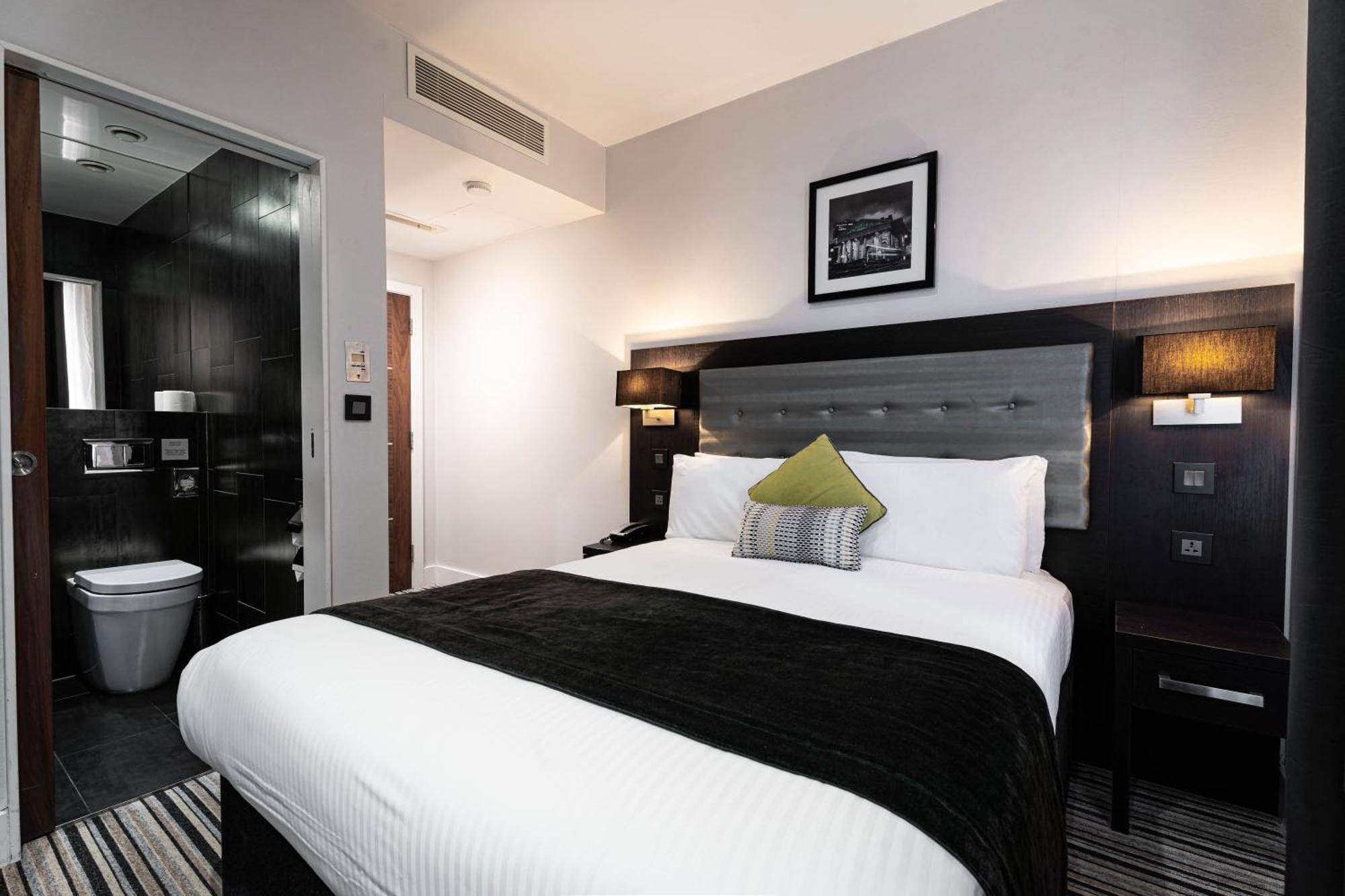 The W14 Kensington Hotel London Exterior photo