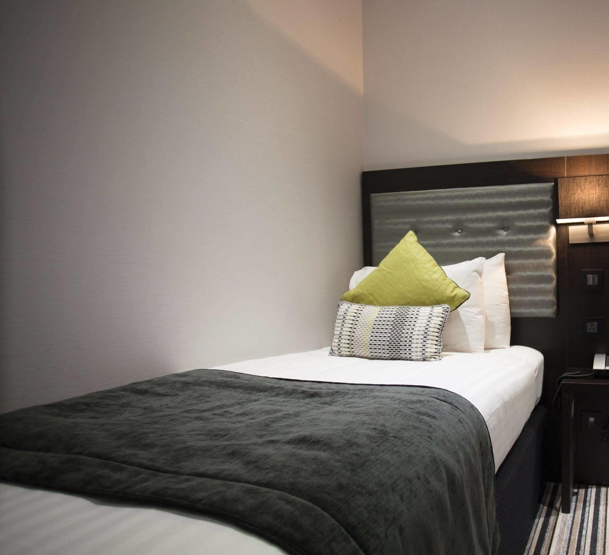 The W14 Kensington Hotel London Exterior photo